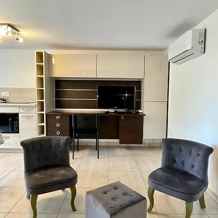 Studio Classe 3 Etoiles De 36 M2, Independant Dans Avec Piscine